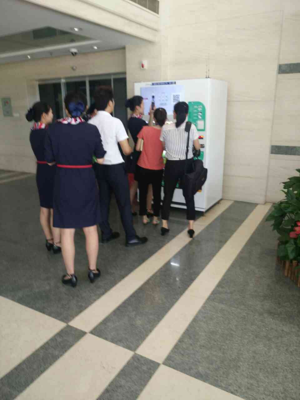 自動(dòng)售貨機(jī)，自助販賣(mài)機(jī)，富宏智能售貨機(jī)