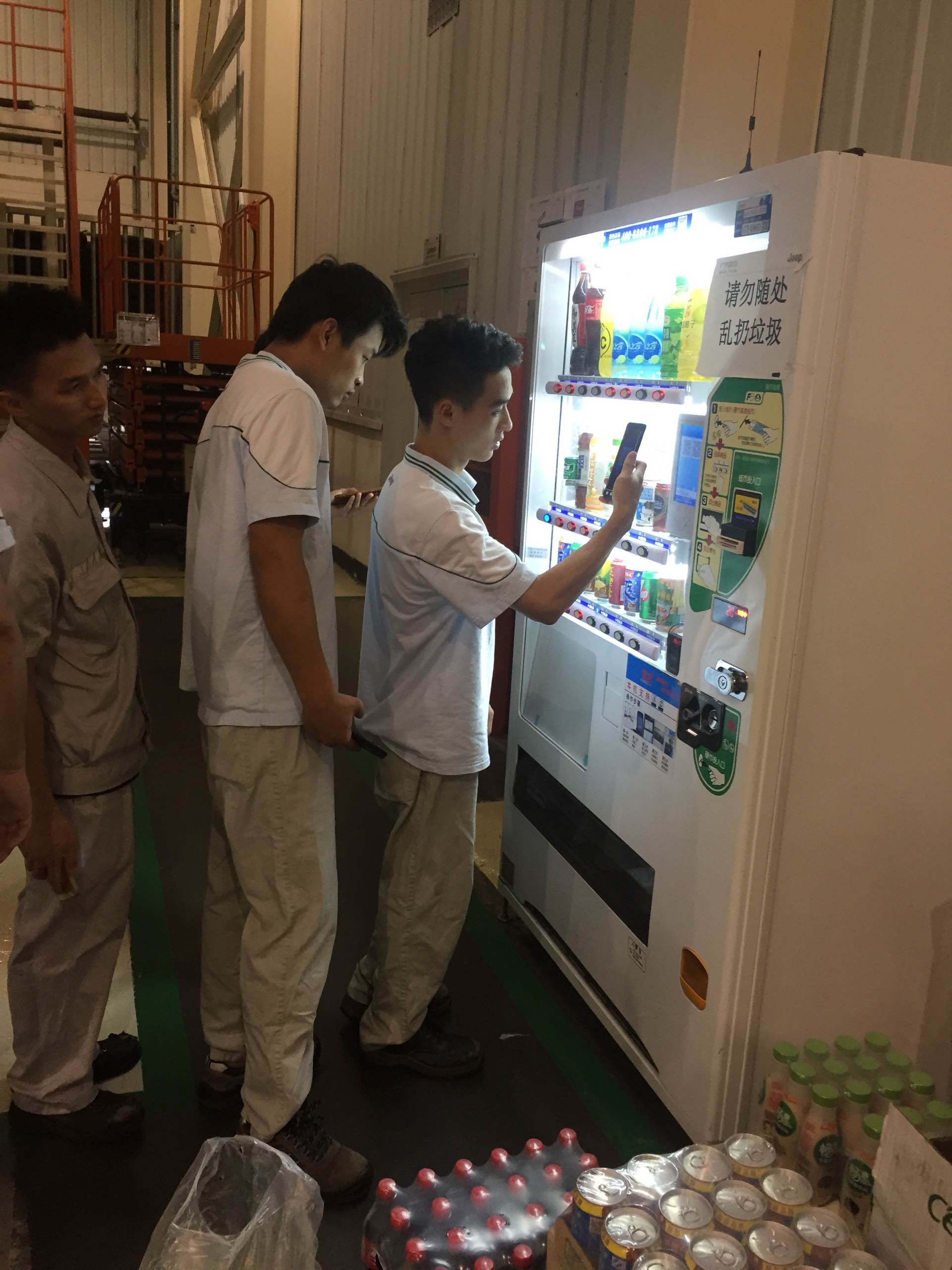 無人售貨機(jī)，自動(dòng)售貨機(jī)，自助售貨機(jī)，自動(dòng)販賣機(jī)，自助售賣機(jī)，富宏智能售貨機(jī)